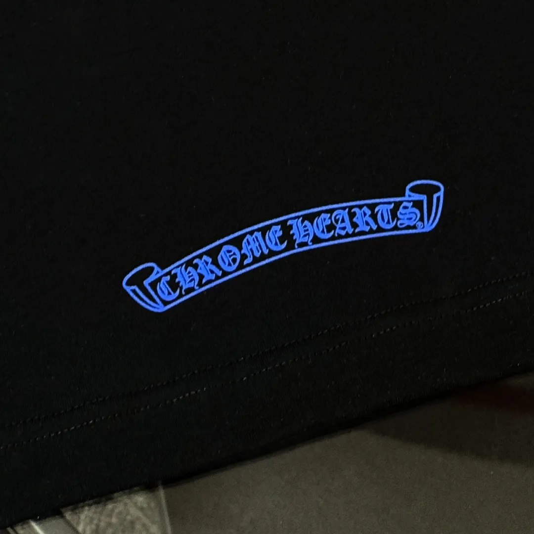 P180 Chrome Hearts Chrome Hearts 25 high-end versions. The fabric is made of 300 grams of high-density pure cotton. It does not deform or shrink. It has three labels. It is the same style for men and women. Technology: suede foaming + digital printing. Color: white, black. SIZE: S-XL.